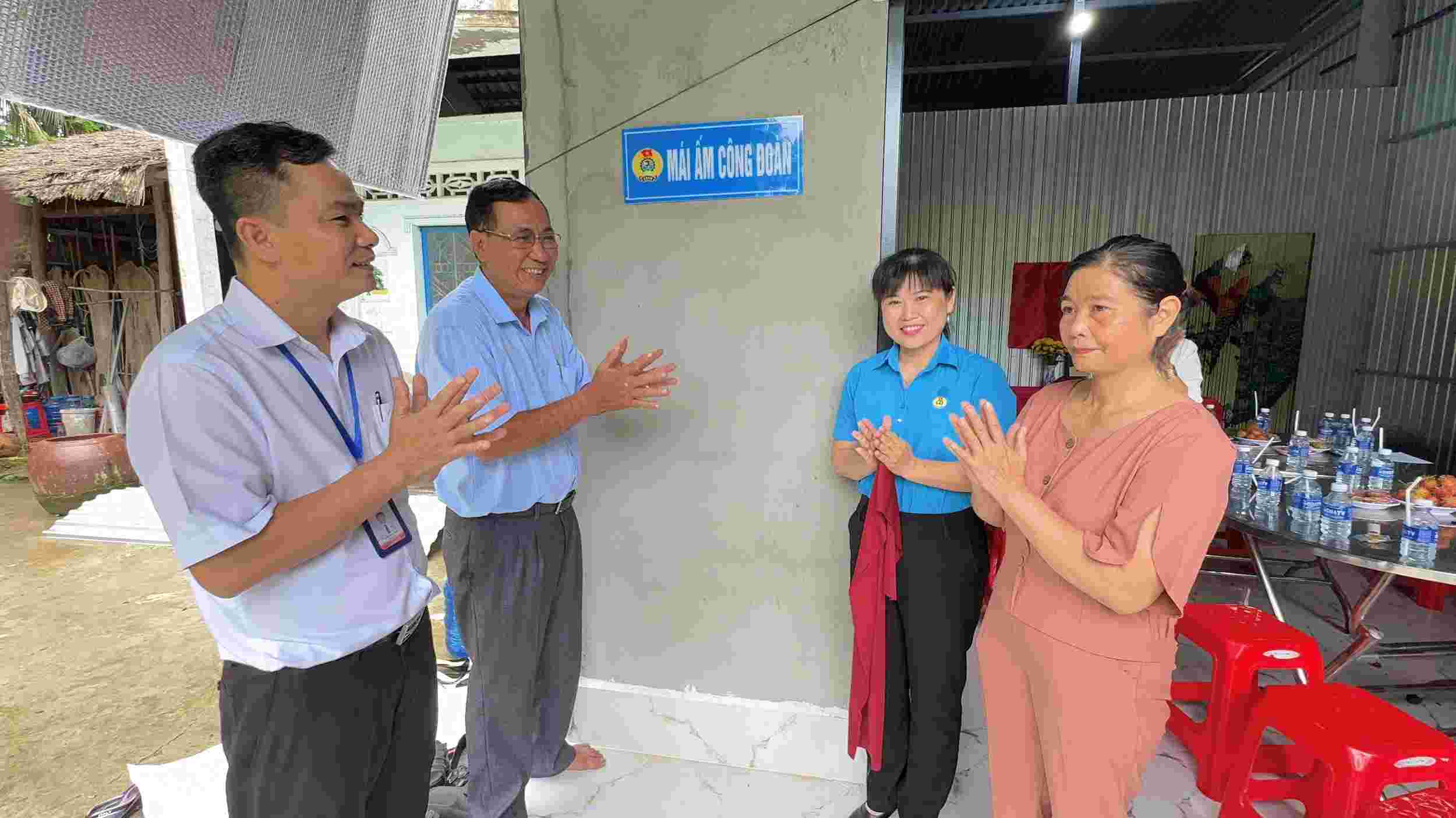 The Trade Union of My Phong Leather Shoes Company Limited presented the Trade Union Shelter to union members in difficult circumstances. Photo: Hoang Loc