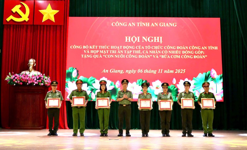 El coronel Le Phu Thanh entrega el Certificado de Merito del Director de la Policia Provincial a colectivos e individuos con logros sobresalientes muchas contribuciones y contribuciones a las actividades de la organizacion sindical. Foto: Tien Dung