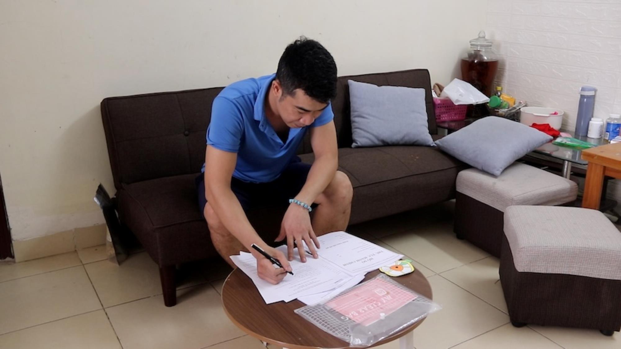 Mr. Le Tuan Manh has worked at Thang Long Industrial Park for more than 10 years, preparing documents to buy social housing. Photo: My Linh