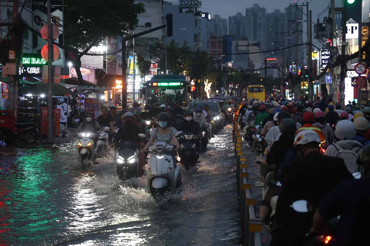 Record high tide in Ho Chi Minh City, people and authorities are fighting against flooding. Photo: Viet Anh