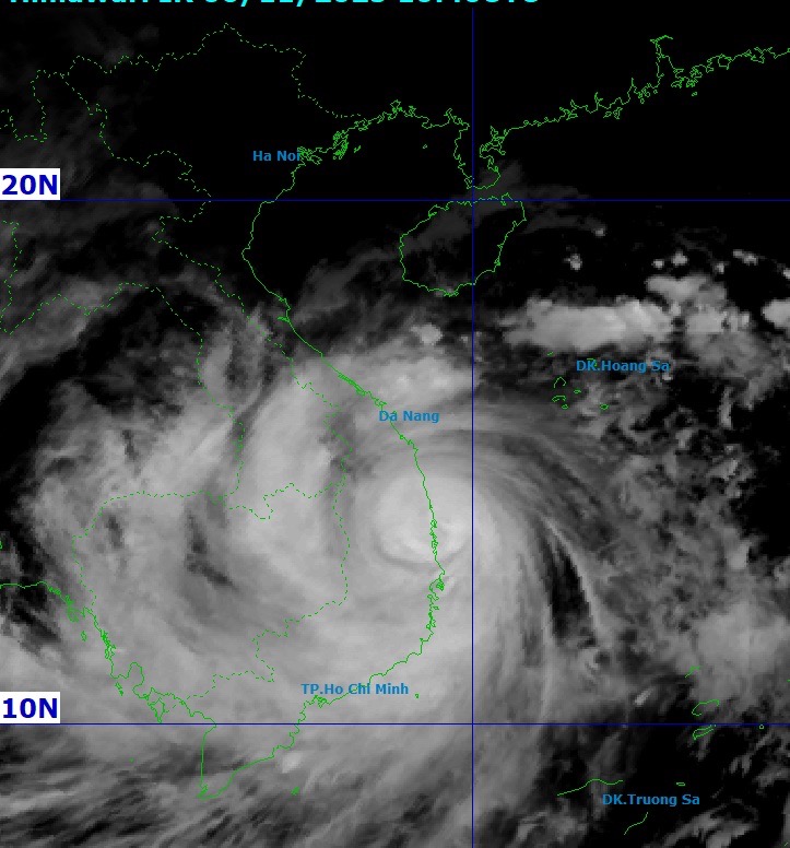 Bao so 13 Kalmaegi dang o vung ven bien Quang Ngai - Dak Lak. Anh: NCHMF