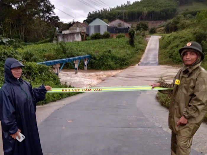 Cong an xa tuc truc, canh gac vi tri ngam tran nuoc lu len nguy hiem. Anh: Mai Chi