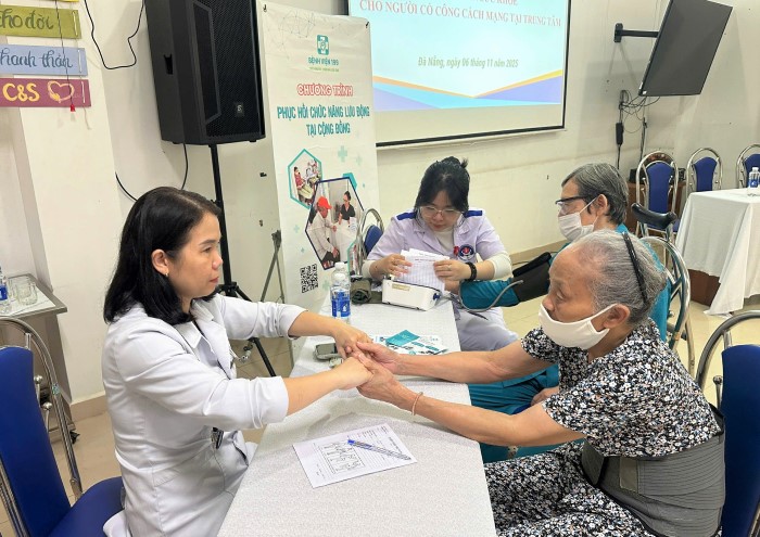 Cac bac si tan tinh kham va tu van cac benh ly va cach phong ngua de cac cu biet cach tu cham soc suc khoe ban than. Anh: Song Han