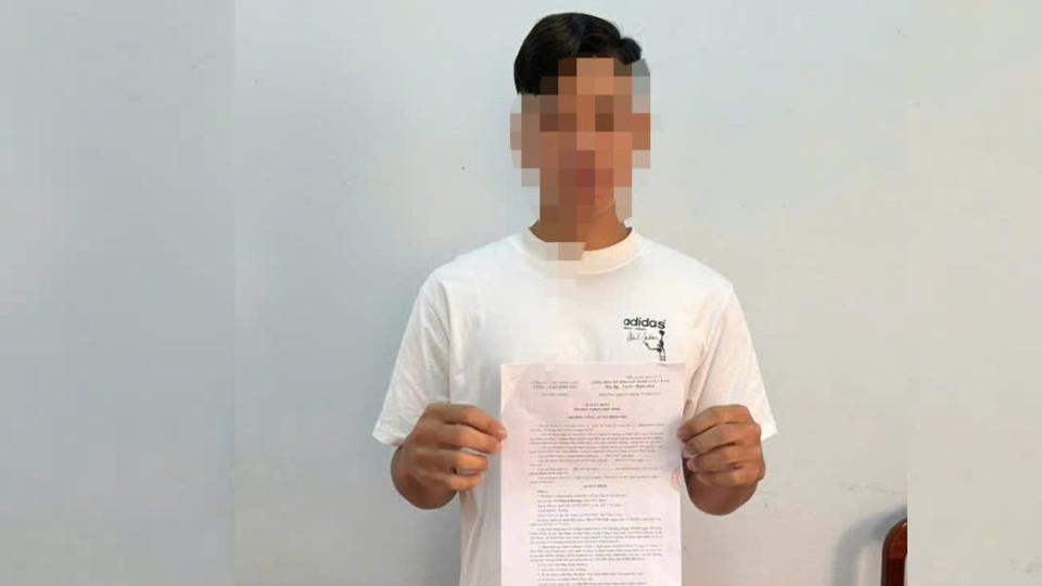 Cơ quan Công an xã Bình Phú tống đạt quyết định xử phạt đối tượng gây thương tích cho người khác. Ảnh: Công an cung cấp