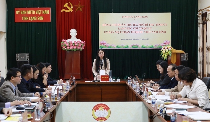 La Sra. Doan Thu Ha Subsecretaria del Comite del Partido Provincial de Lang Son trabaja con el Comite del Frente de la Patria de la provincia sobre el trabajo del frente. Foto: Hoang Huan