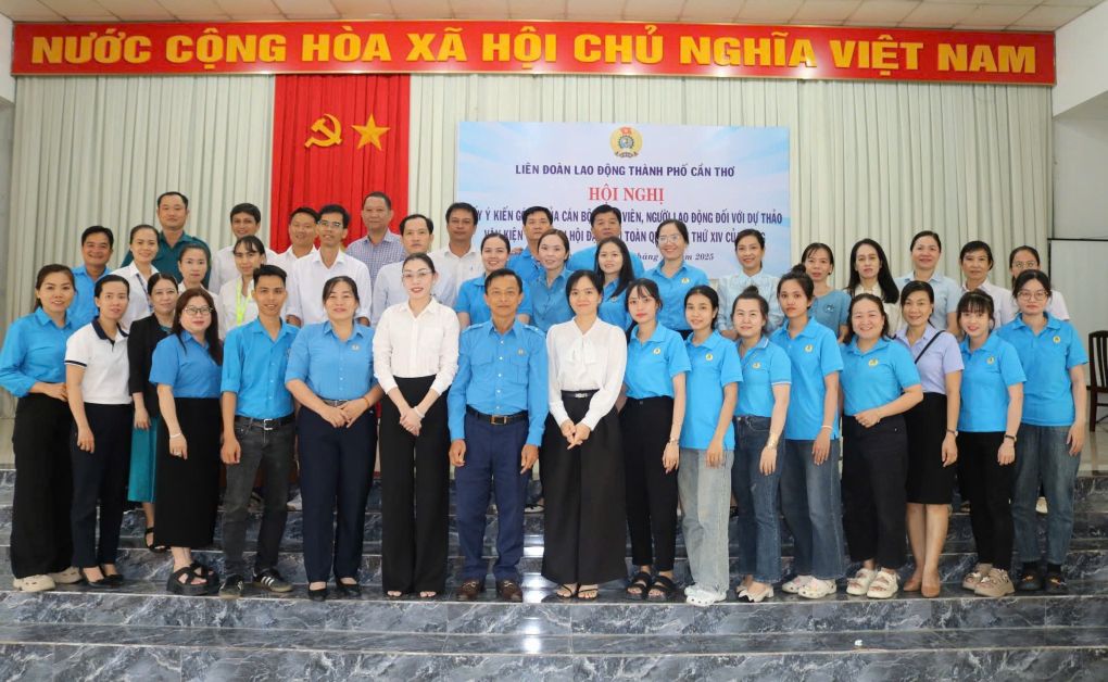 Can bo Cong doan, doan vien, nguoi lao dong chup anh luu niem voi Lanh dao LDLD TP Can Tho. Anh: Van Nhanh