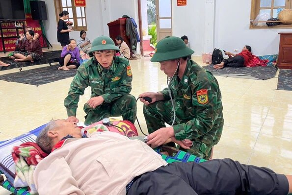 The authorities take care of people's health when they come to the agency and headquarters of storm No. 13. Photo: Nguyen Lan