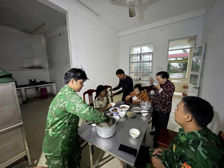Nguoi dan vung thien tai duoc luc luong chuc nang ho tro noi an chon o, luong thuc day du. Anh: Nguyen Lan