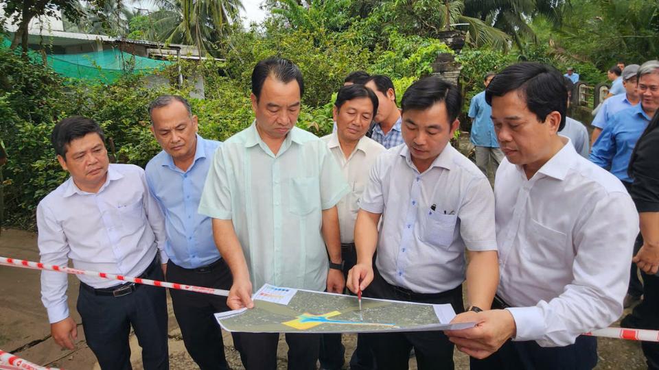 Chairman of Vinh Long Provincial People's Committee, Mr. Lu Quang Ngoi, inspected the landslide situation in Giao Long commune. Photo: Hoang Loc