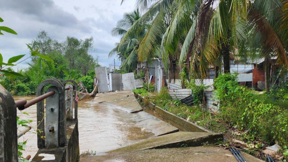 Hien truong doan ke bo song Giao Hoa bi sat lo, hu hong hoan toan khoang 30 m. Anh: Hoang Loc