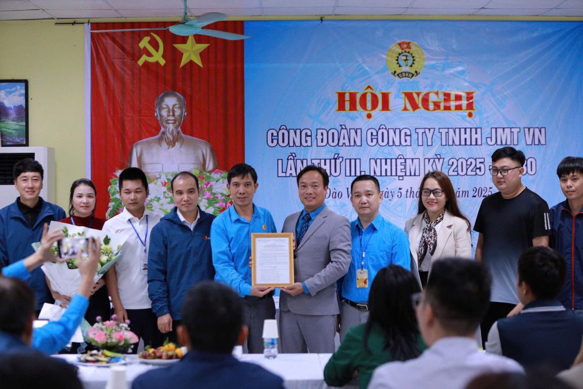 Representatives of the Bac Ninh Provincial Federation of Labor presented the decision to recognize the Executive Committee of the grassroots trade union at the conference. Photo: Tuyet Nhung