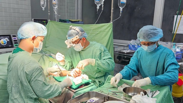 切断された患者の手は医師らによって無事に元に戻された。写真：BVCC