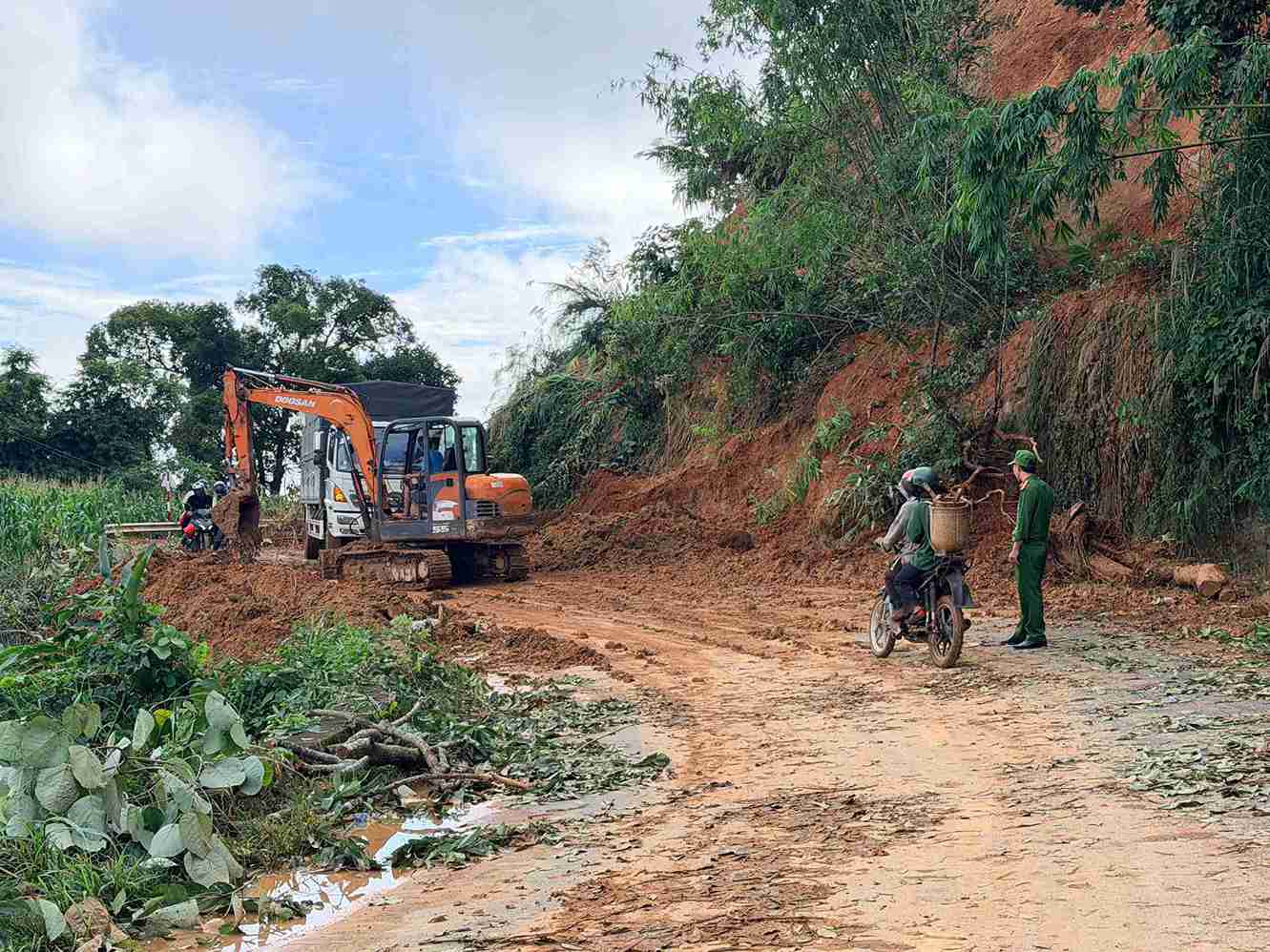 Deo Gia Bac tren Quoc lo 28 thuong xuyen xay ra sat lo trong nhung ngay qua do mua lon keo dai. Anh: Phuc Khanh