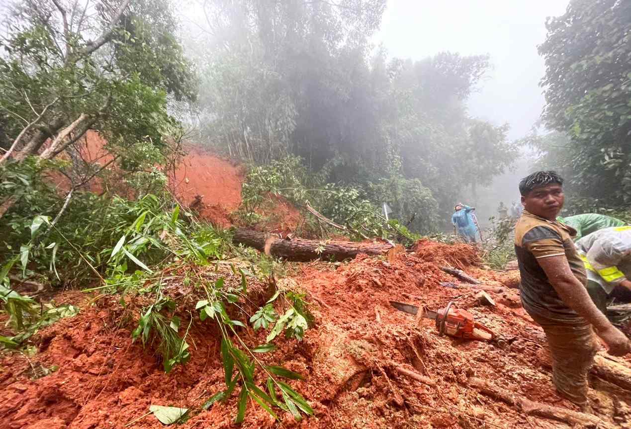 Typhoon Kalmaegi will cause heavy rain in Lam Dong province, warning of the risk of landslides on many passes. Photo: Phuc Khanh
