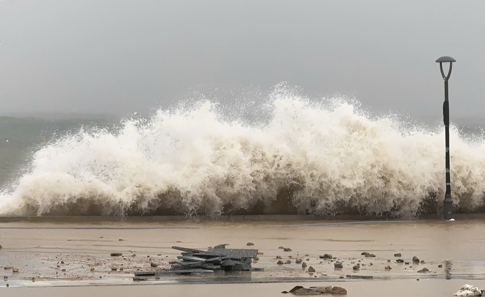 Song bien tai xa dao Nhon Chau, Gia Lai cao tu 3-5m truoc gio bao so 13 Kalmaegi do bo. Anh: Hoai Phuong