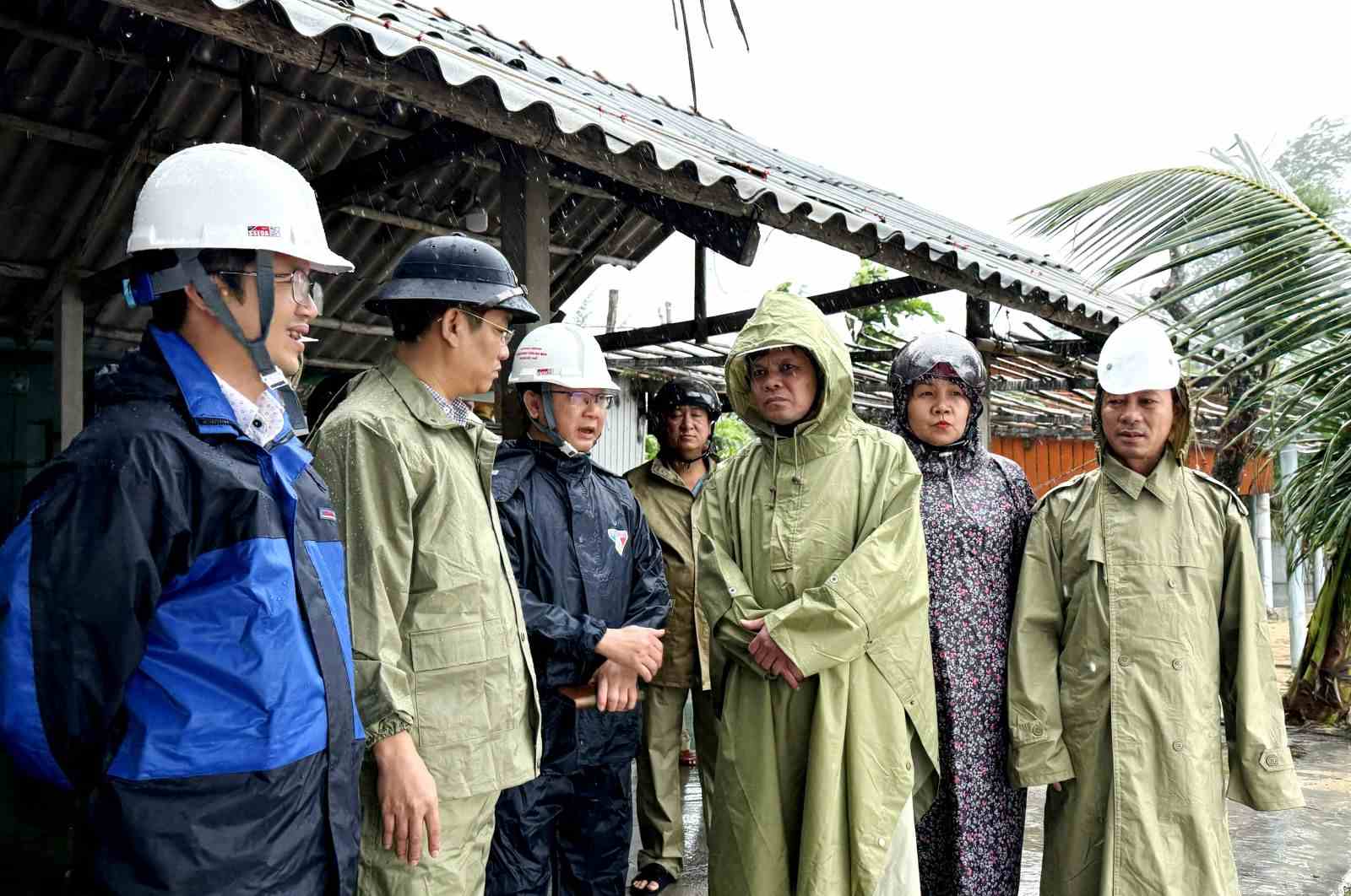 Lanh dao tinh Quang Ngai kiem tra cong tac ung pho voi bao so 13 va mua lu tai phuong Sa Huynh. Anh: Nguyen Thanh