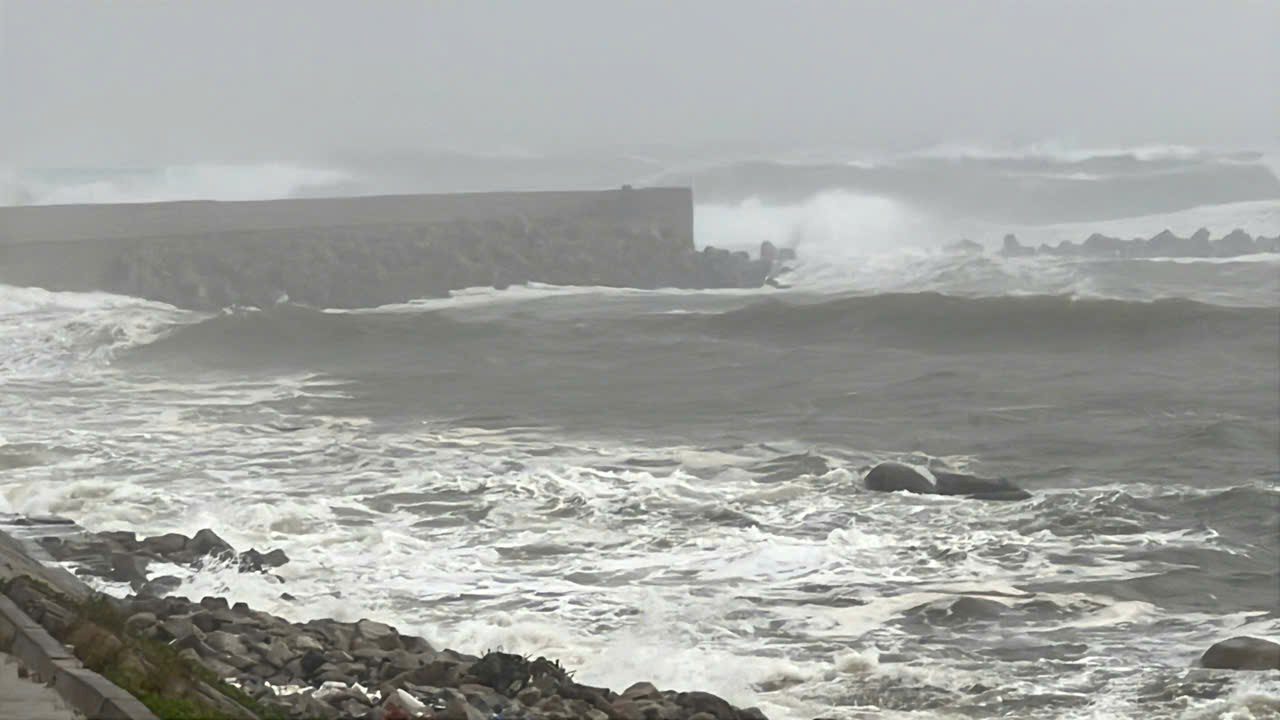 Song bien do bao so 13 gay ra tai cang ca My A, tinh Quang Ngai. Anh: Nguyen Thanh