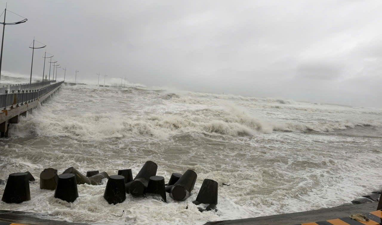 Storm No. 13 approached Ly Son Island on the evening of November 6, causing large waves. Photo: Nguyen Thanh