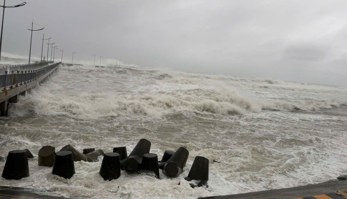 The sea area in Ly Son Special Zone currently has strong winds of level 8 - 10, the area near the storm's eye may reach level 12 - 14. Photo: Van Minh
