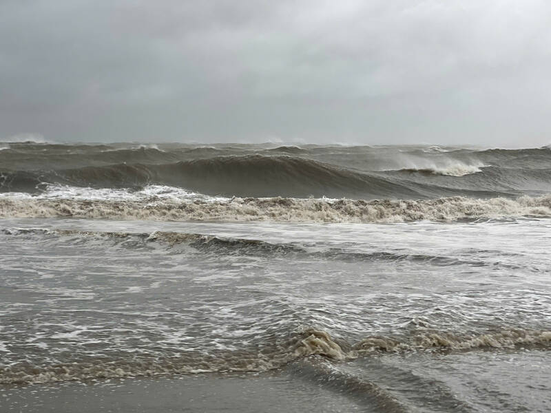 The waves have risen about 5m in the island commune of Nhon Chau (Gia Lai) - the first place to welcome storm No. 13 when it makes landfall. Photo: Hoai Luan