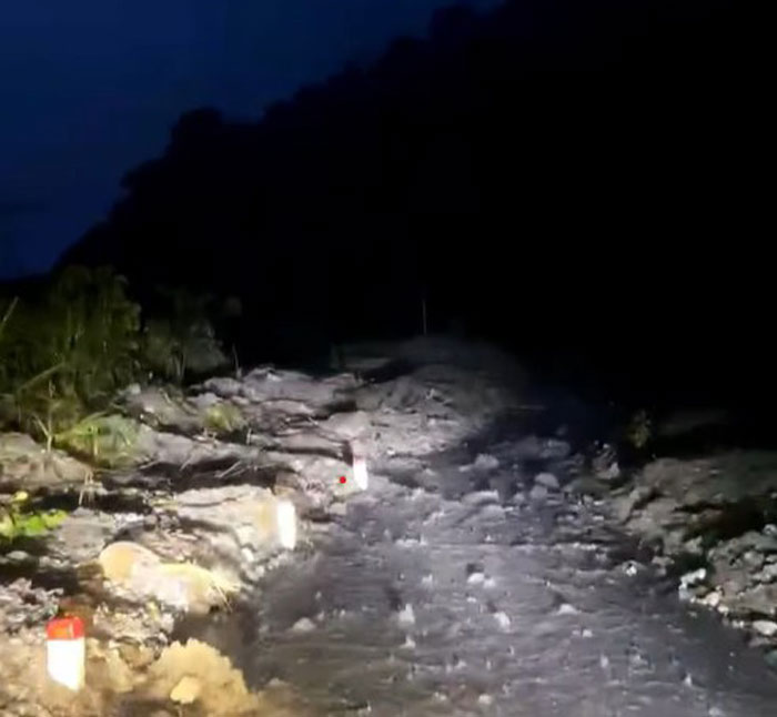 Deo Lo Xo nuoc chay thanh dong, dat da tran hai ben duong do mua lon. Anh: Mai Chi 