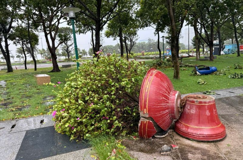 제13호 태풍이 Gia Lai에 상륙 맹렬한 돌풍 나무 쓰러짐 - 깨진 유리 집. 사진: Truong An