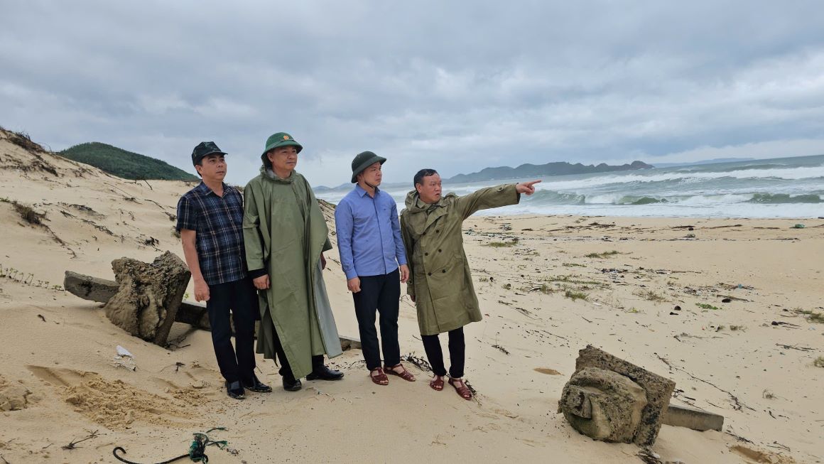 Ong Dao My (bia phai) - Pho Chu tich UBND tinh Dak Lak khao sat tinh hinh khu vuc ven bien Song Cau nham ung pho voi bao so 13. Anh: Thanh Quynh