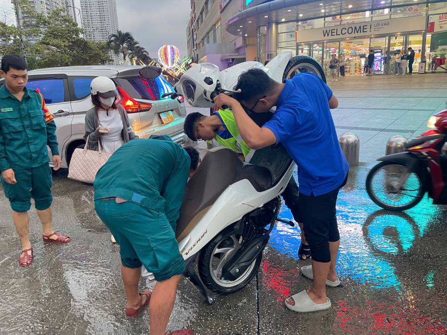 Doan vien thanh nien va dan quan thuong truc phuong Tan Hung phan luong giao thong va ho tro nguoi dan khi xe gap su co. Anh: Minh Tam.