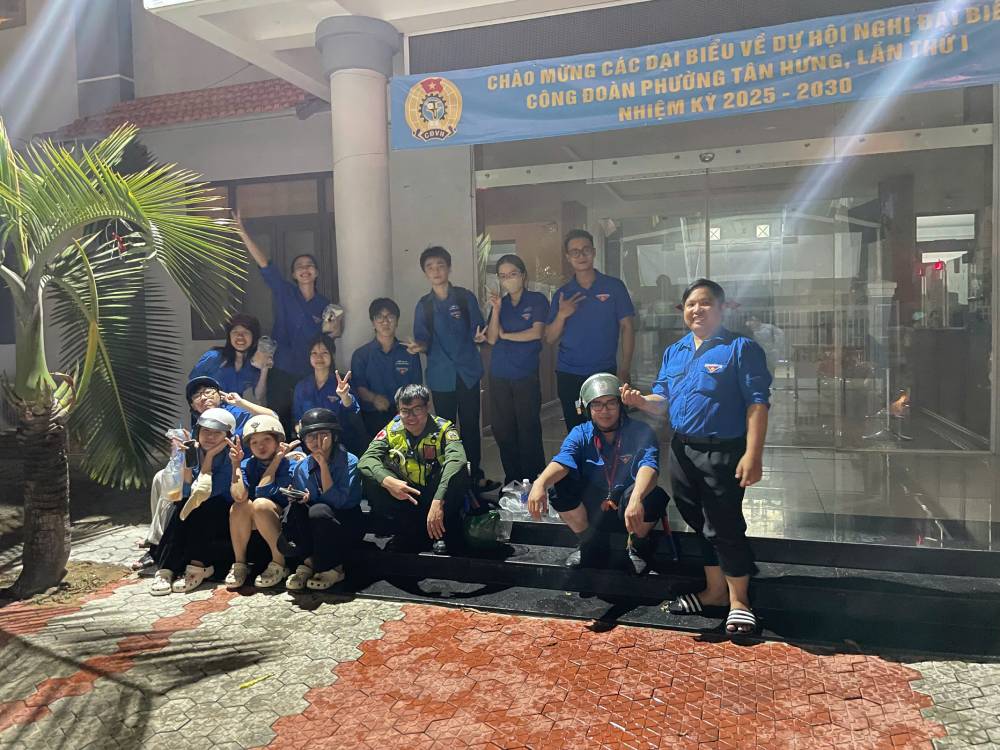 Truoc tinh hinh do, luc luong doan vien, thanh nien phuong Tan Hung da duoc huy dong de phoi hop cung cong an, dan quan va luc luong trat tu do thi tuc truc tai cac diem ngap sau. Anh: Minh Tam.