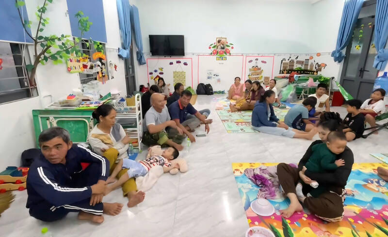 Many people in Sa Huynh ward (Quang Ngai) went to schools in the area to avoid storm No. 13. Photo: Vien Nguyen