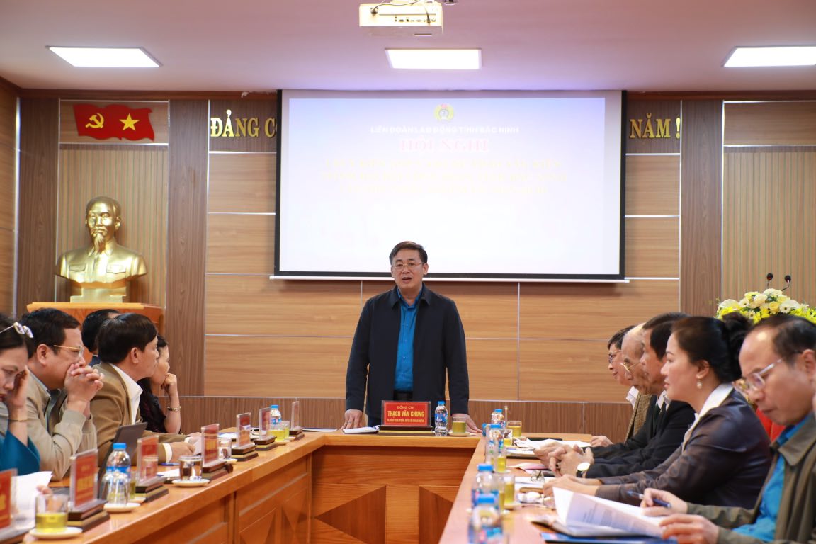 Comrade Thach Van Chung - Member of the Provincial Party Committee, Vice Chairman of the Provincial Fatherland Front Committee, Chairman of the Bac Ninh Provincial Labor Federation spoke at the conference. Photo: Quyet Chien