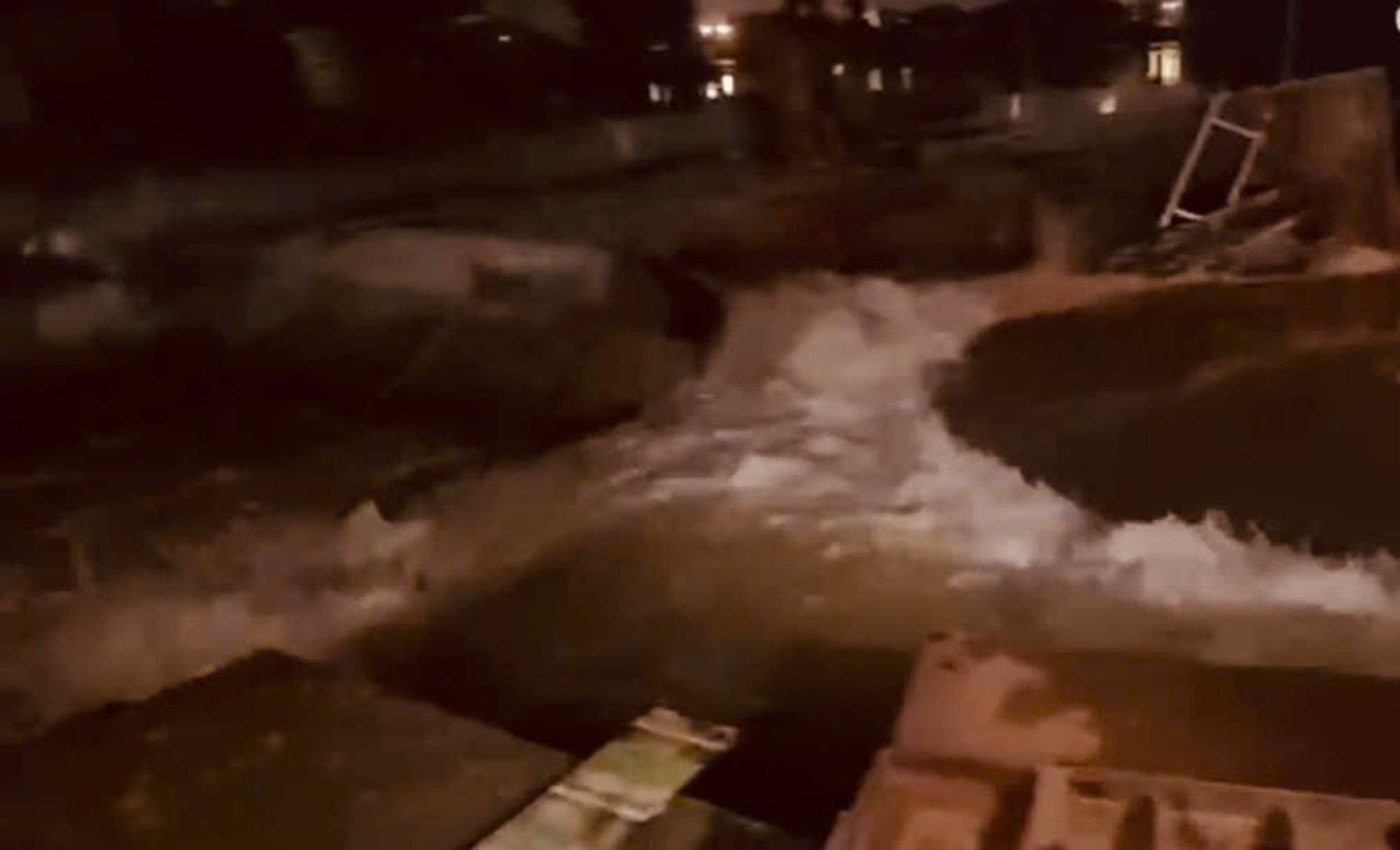 Tai hien truong, nuoc dang nhanh, co noi ngap sau tu 0,5m den hon 1m. Nhieu ho dan khong kip tro tay, phai voi va di chuyen tai san, ke do dac len cao de tranh ngap. Anh: Lan Pham.