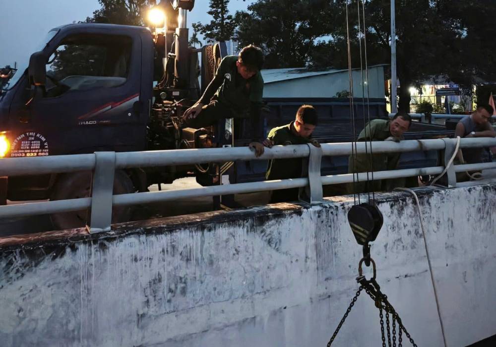 Tuy nhien, cong tac khac phuc gap nhieu tro ngai do nuoc chay xiet va troi toi. Anh: Lan Pham.