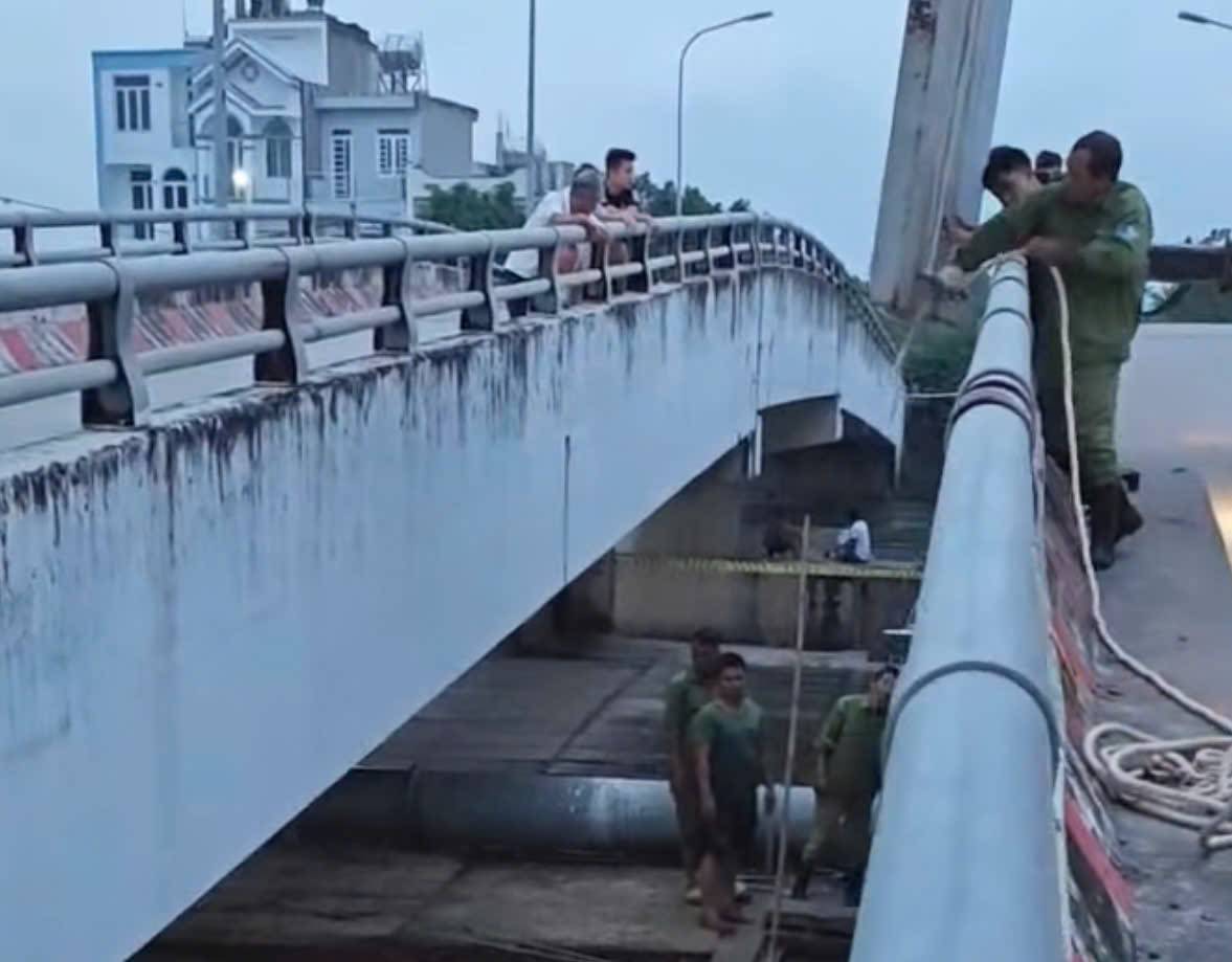 Su co vo de xay ra trong boi canh TPHCM dang trai qua dot trieu cuong Ram thang 9 am lich – duoc du bao cao nhat trong nam. Muc nuoc tai tram Phu An va Nha Be co the vuot moc lich su 1,77 – 1,78m, len toi 1,8m. Anh: Lan Pham.