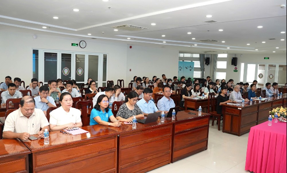 Quang canh Hoi nghi tuyen truyen, pho bien, giao duc va tu van phap luat. Anh: Luu Hung. 