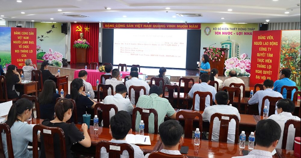 Dai dien Bao hiem xa hoi tinh tuyen truyen chinh sach bao hiem xa hoi, bao hiem y te, bao hiem that nghiep. Anh: Luu Hung. 