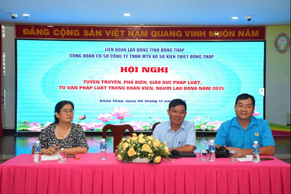 LDLD tinh Dong Thap, Bao hiem xa hoi tinh va So Noi vu tu van, giai dap vuong mac thuc te cua doan vien, nguoi lao dong. Anh: Luu Hung. 