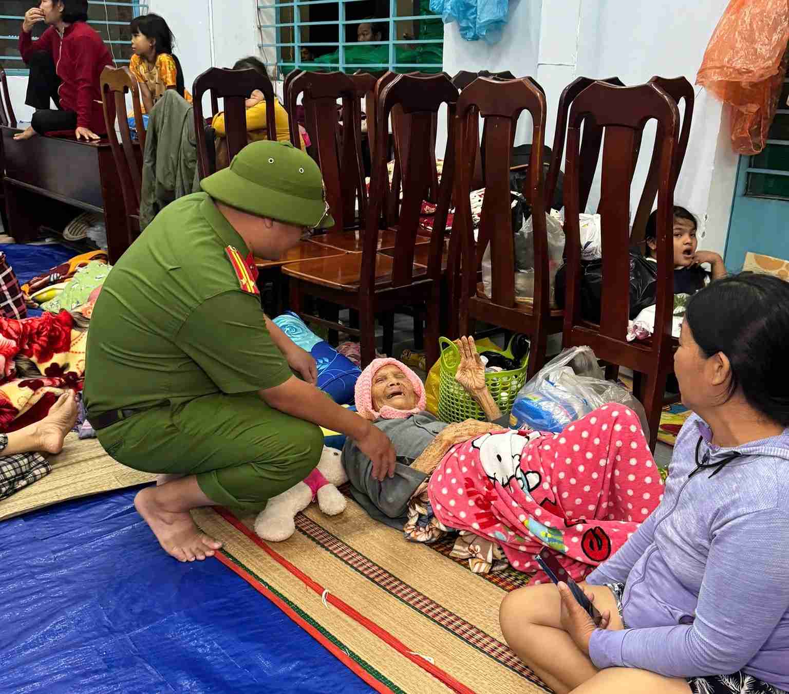Police in Nha Trang take people to avoid the storm and provide food for the elderly. Photo: Provided by the police