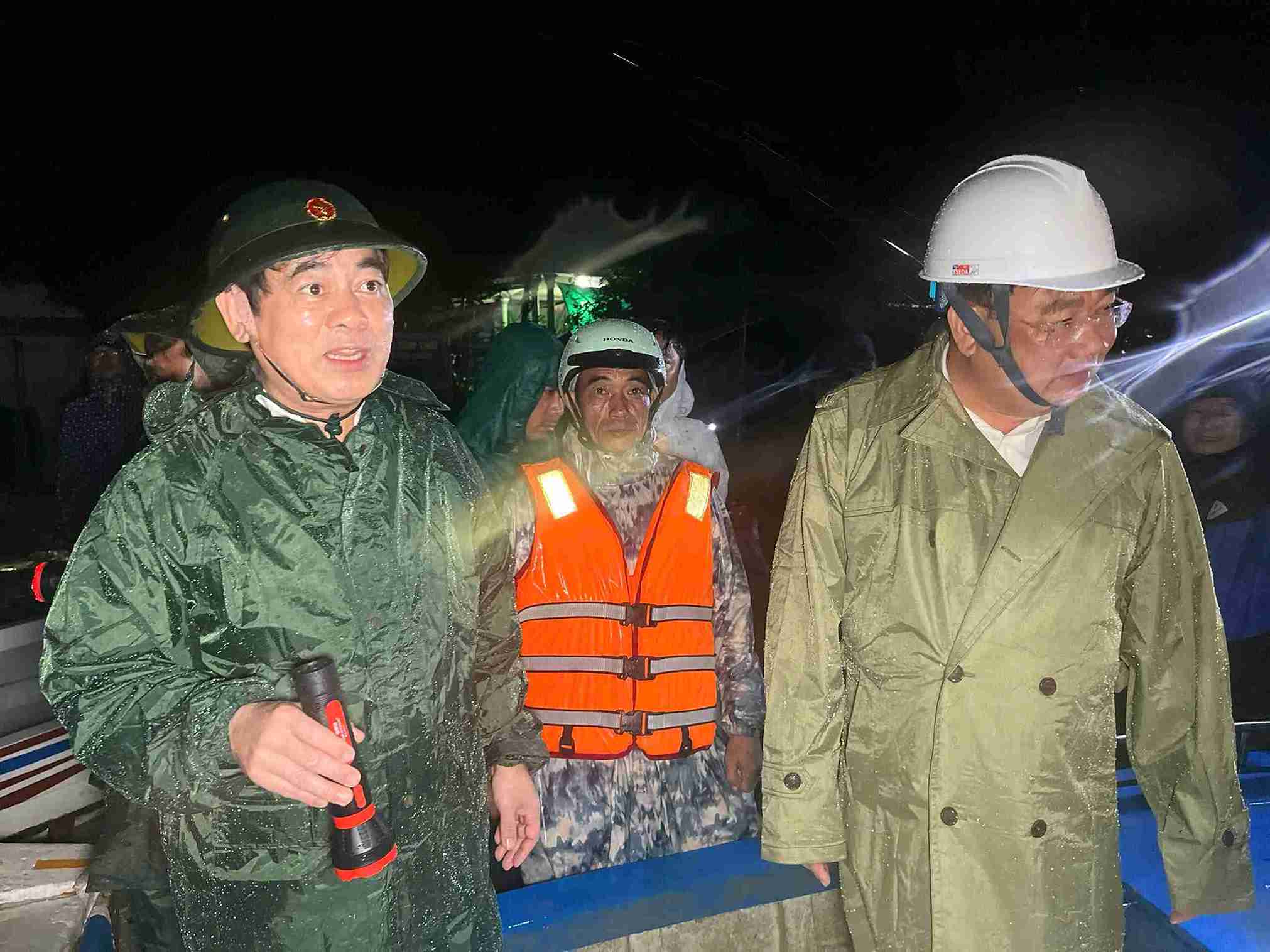 Bi thu Khanh Hoa Nghiem Xuan Thanh yeu cau khong duoc bi dong trong viec phong chong bao. Anh: Huu Long