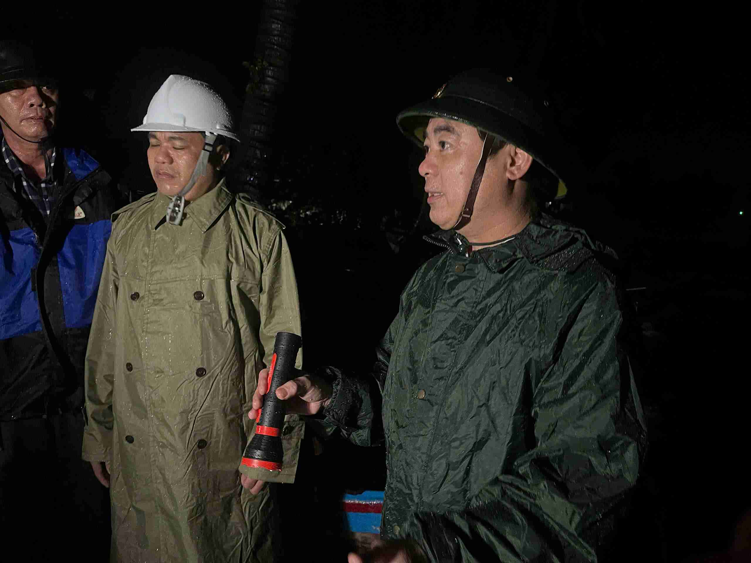 M. Nghiem Xuan Thanh - secretaire du Comite provincial du Parti de Khanh Hoa - a inspecte la reponse a la tempete n°13 (Kalmaegi). Photo de : Huulong