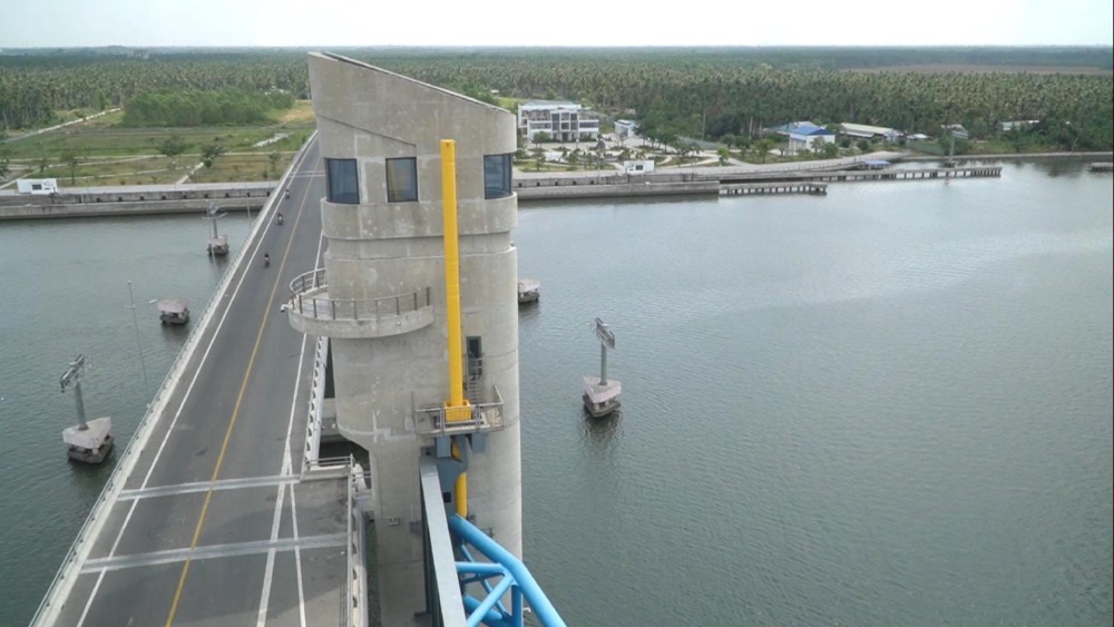 Operating the closure of the valves of Cai Lon culvert and Cai Be culvert to prevent and combat storm No. 13 Kalmaegi. Photo: Nguyen Anh