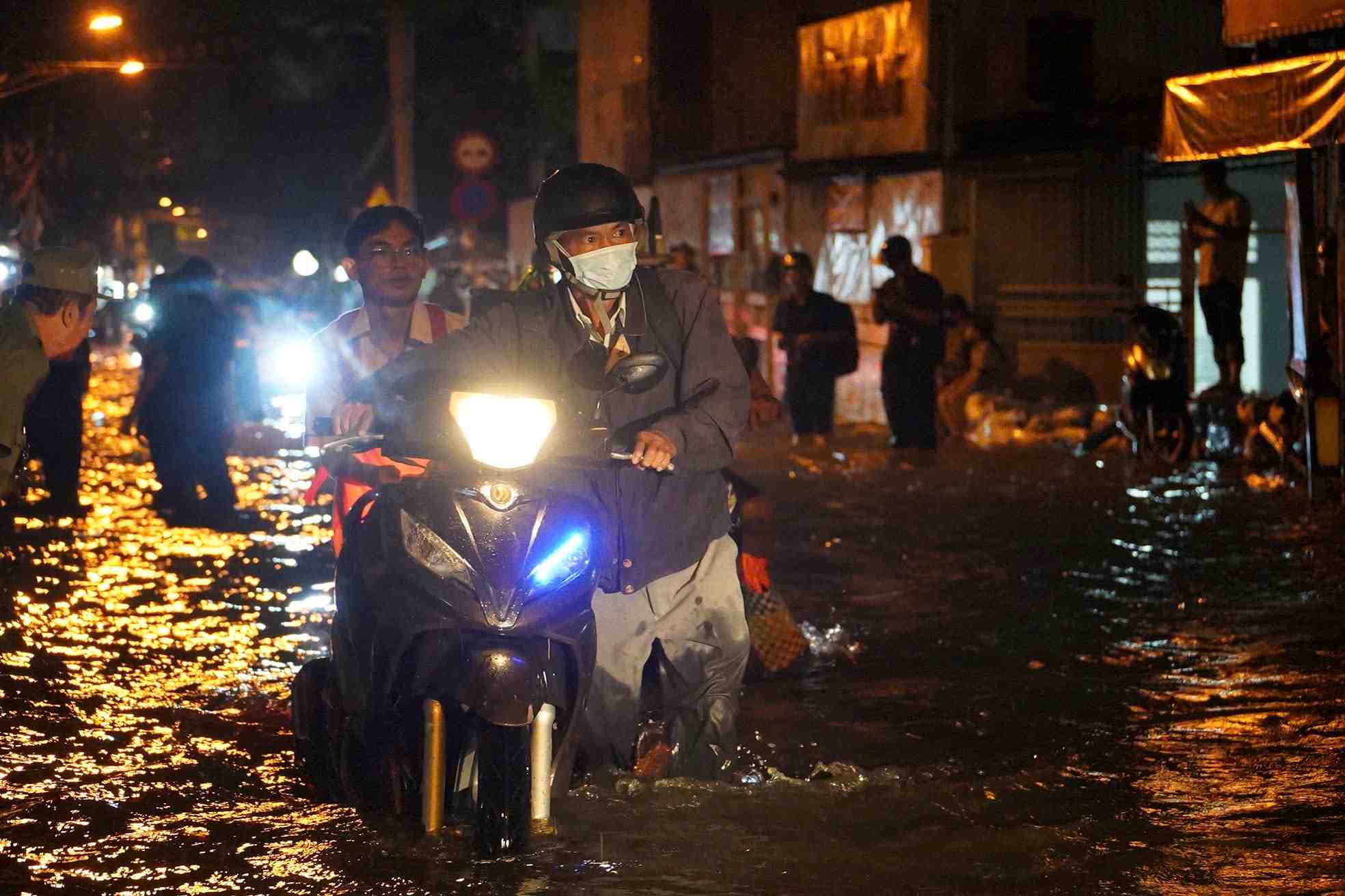 만조 최고조에 달해 오후부터 저녁까지 침수 탄다 주민들 물속에서 몸부림쳐