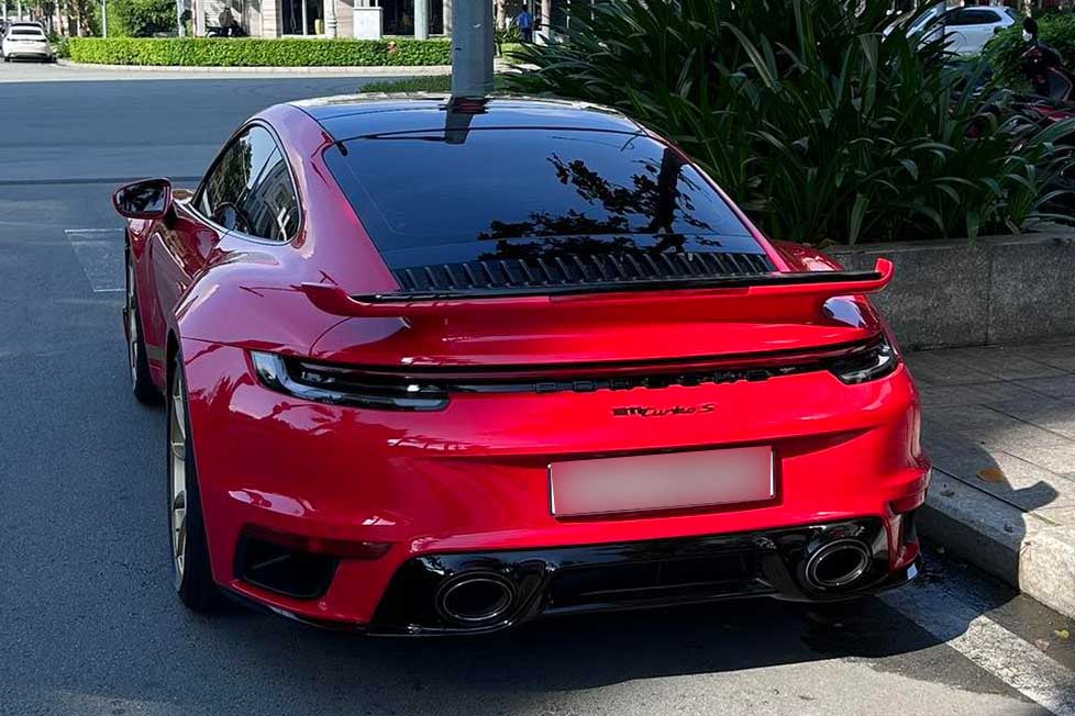 El Porsche 911 Turbo S 992 rojo con matricula 51K aparecio en Ciudad Ho Chi Minh atrayendo la atencion de los amantes de los coches gracias a su diseño deportivo y su potente rendimiento. Foto: Phat Nguyen