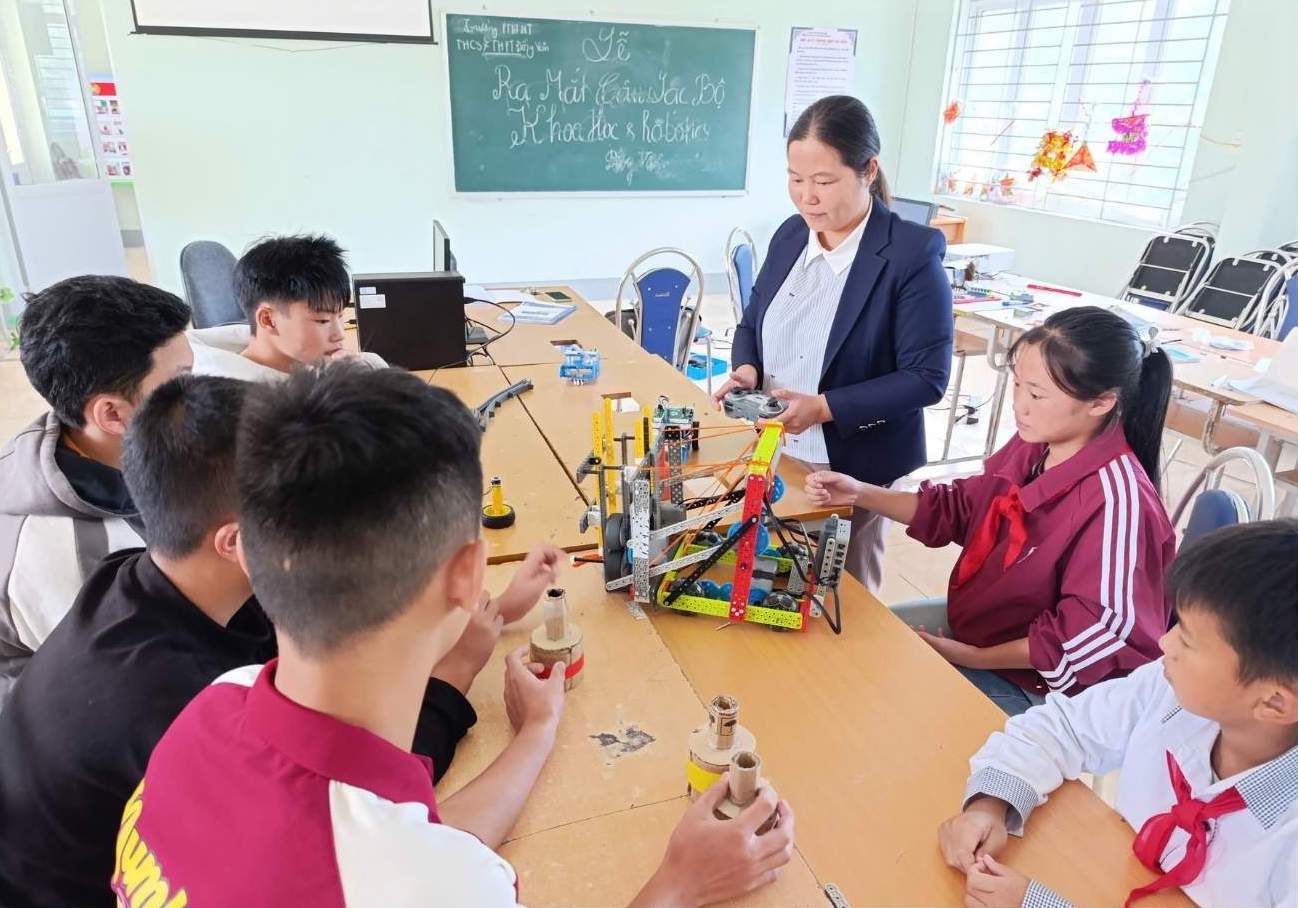 Students of Dong Van Boarding Secondary and High School for Ethnic Minorities were excited during a STEM class with their teachers. Photo: NVCC