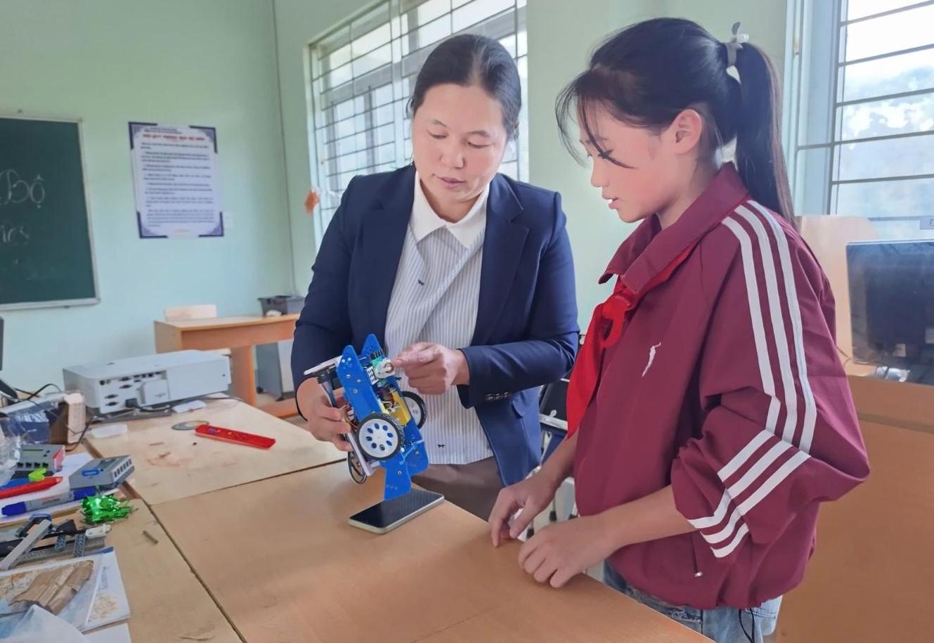 Mot buoi day ve STEM cua co Vang Thi Dinh cho cac em hoc sinh Truong Pho thong Dan toc Noi tru THCS&THPT Dong Van. Anh: NVCC