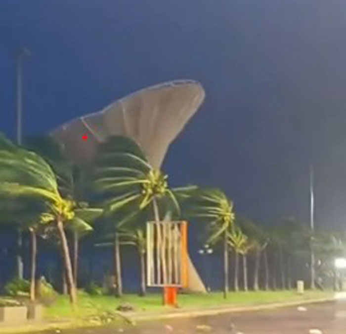 Tru den trang tri o Quy Nhon bi gio bao quat nga. Anh: Mai Chi 