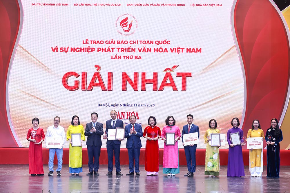 Member of the Party Central Committee, Deputy Prime Minister Mai Van Chinh and member of the Party Central Committee, Minister of Culture, Sports and Tourism Nguyen Van Hung presented the First Prize to the authors and representatives of the group of authors. Photo: Hai Nguyen