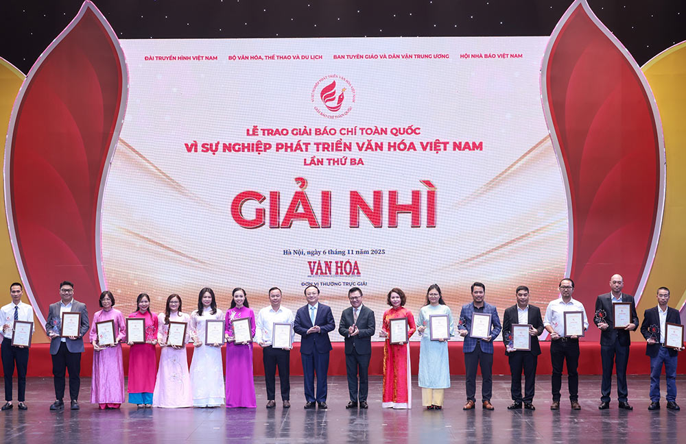 Chu tich Hoi Nha bao Viet Nam Le Quoc Minh, Tong Giam doc Dai Tieng noi Viet Nam Do Tien Sy trao giai Nhi cho cac tac gia, dai dien nhom tac gia. Anh: Hai Nguyen