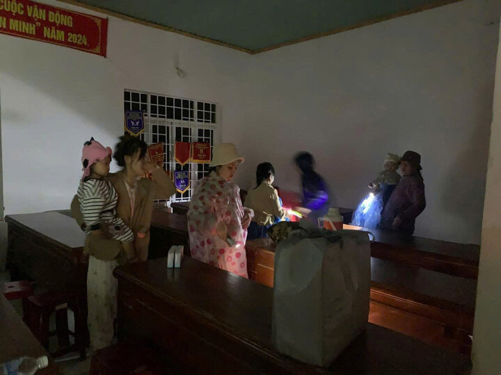 Nguoi dan vung gan tam bao o Dak Lak duoc dua den noi tru an an toan. Anh: Nguoi dan cung cap