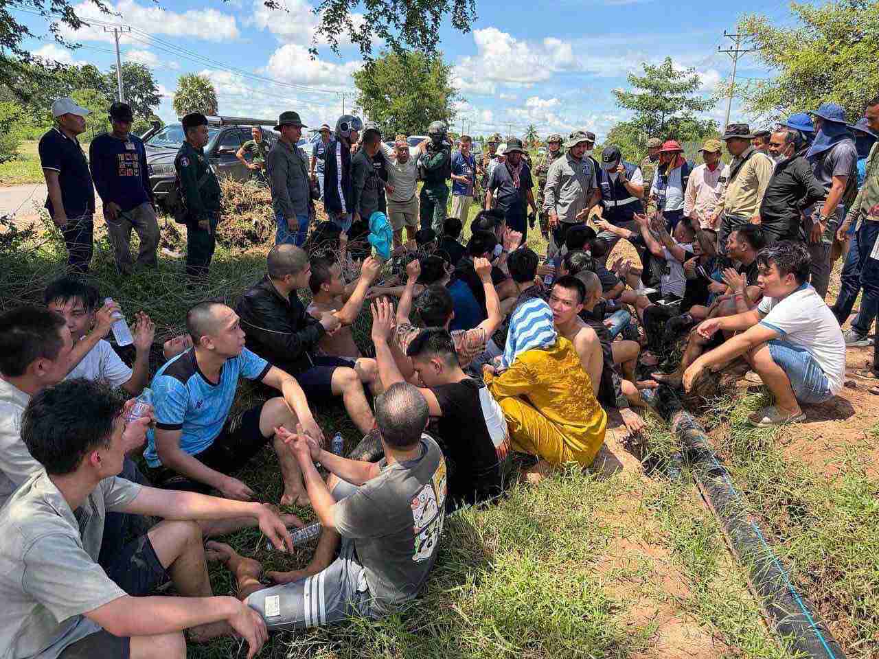 Hình ảnh 37 người Việt Nam tháo chạy từ cơ sở lừa đảo trực tuyến tại Campuchia. Ảnh: Công an tỉnh Hưng Yên